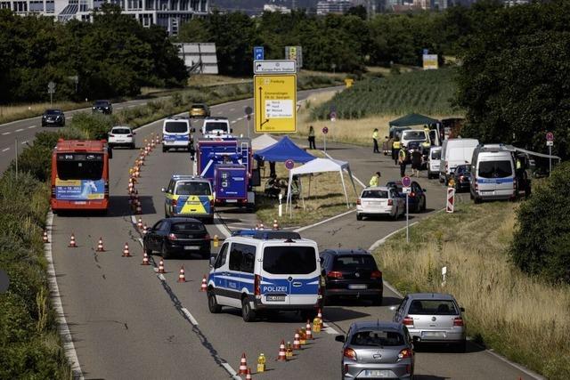 Bei einer Grokontrolle filzt die Polizei gut 100 Autos an der B3 bei Freiburg