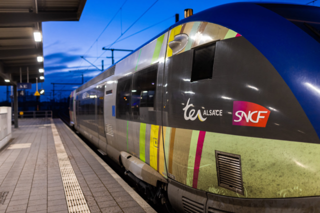 Junge Menschen knnen mit dem Deutschlandticket im Sommer bis nach Paris fahren - kostenlos