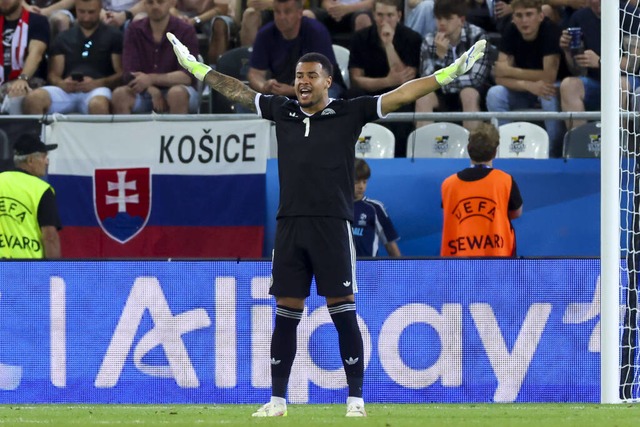 Kein Vorbeikommen an ihm: Noah Atubolu...rken Paraden im Halbfinale der U21-EM. | Foto: IMAGO/Marco Steinbrenner/DeFodi Images Kein Vorbeikommen an ihm: Noah Atubolu...rken Paraden im Halbfinale der U21-EM. | Foto: IMAGO/Marco Steinbrenner/DeFodi Images