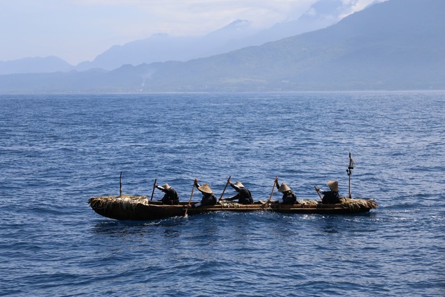 Forscher paddeln mit einem selbstgebauten Kanu &uuml;ber das Wasser.  | Foto: Yousuke Kaifu/dpa