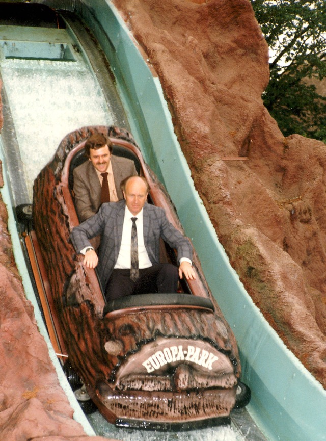 Roland Mack (hinten) auf einer der ers...er Tiroler Wildwasserbahn im Jahr 1978  | Foto: Europa-Park
