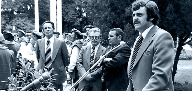 Roland Mack (rechts) hlt eine Rede be...oth (damaliger Brgermeister von Rust)  | Foto: Europa-Park