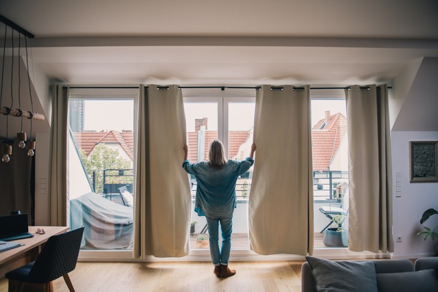 Vorhang auf: Für viele stellt sich die... sie in Immobilien investieren sollen. | Foto: Zacharie Scheurer (dpa) Vorhang auf: Für viele stellt sich die... sie in Immobilien investieren sollen. | Foto: Zacharie Scheurer (dpa)