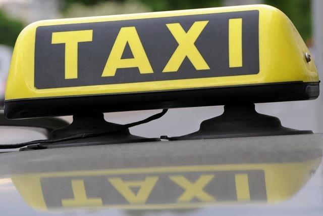 Stark alkoholisierter Mann will Taxifahrt nach Neustadt nicht bezahlen und tritt Taxifahrer