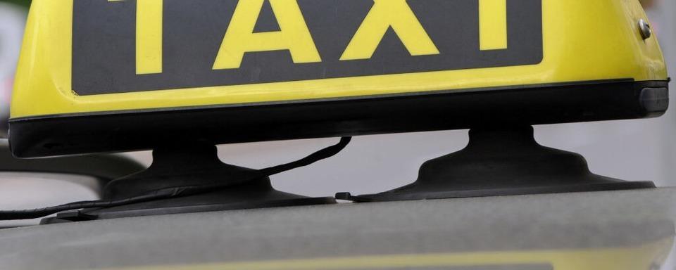 Stark alkoholisierter Mann will Taxifahrt nach Neustadt nicht bezahlen und tritt Taxifahrer