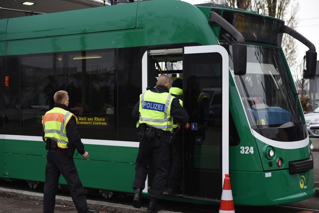 Die Kontrolle fand in der Tram 8 in Friedlingen statt. | Foto: Jonas Günther Die Kontrolle fand in der Tram 8 in Friedlingen statt. | Foto: Jonas Günther