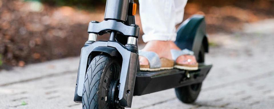 E-Scooter touchiert in Lahr einen Pkw-Anhnger: Scooter-Fahrerin leicht verletzt, Scooter Schrott
