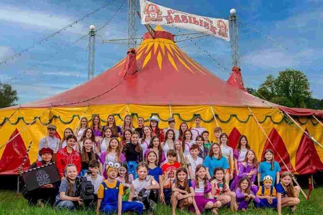 Jugend-Zirkus Basilisk prsentiert die Zirkusshow "Momntufnahm"auf der Rosentalanlage Basel