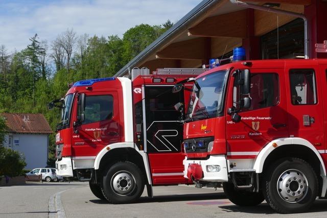 Feuerwehr befreit schwerverletzte Frau nach Auffahrunfall in Kandern auf der Hammersteiner Strae