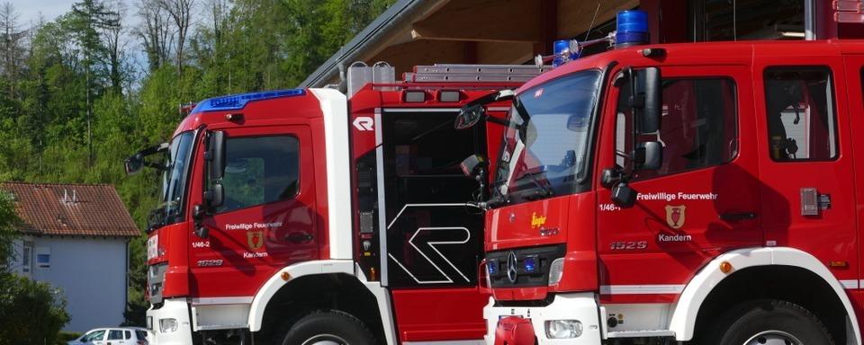 Feuerwehr befreit schwerverletzte Frau nach Auffahrunfall in Kandern auf der Hammersteiner Strae