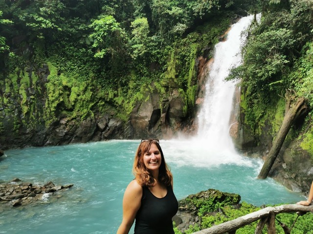 Jule Becker vor dem Wasserfall in Rio Celeste in Costa Rica | Foto: Privat Jule Becker vor dem Wasserfall in Rio Celeste in Costa Rica | Foto: Privat