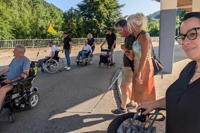Als behinderter Mensch unterwegs in Todtnau – Mitglieder des Gemeinderats wagen den Selbstversuch