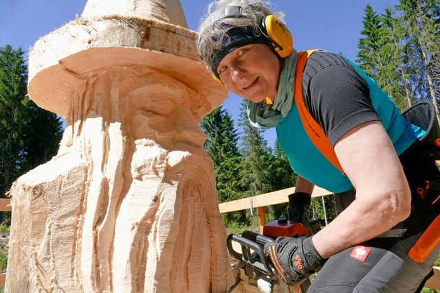 Derzeit findet man Holzbildhauerin Ulr...rwald bei der Arbeit am Ersatz-Merlin. | Foto: Susanne Filz Derzeit findet man Holzbildhauerin Ulr...rwald bei der Arbeit am Ersatz-Merlin. | Foto: Susanne Filz