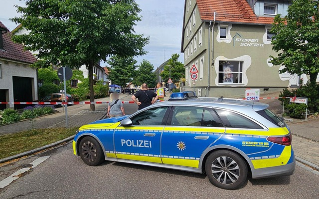 Gesperrte Straße in Wangen im Kreis Gö... Zusammenhang mit einem Vorführbefehl. | Foto: Andreas Rosar (dpa) Gesperrte Straße in Wangen im Kreis Gö... Zusammenhang mit einem Vorführbefehl. | Foto: Andreas Rosar (dpa)