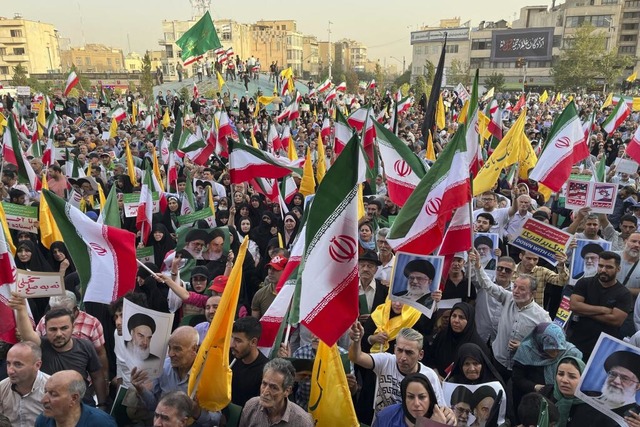 Demonstranten in der iranischen Haupts...e Waffenruhe zwischen Iran und Israel. | Foto: Vahid Salemi (dpa) Demonstranten in der iranischen Haupts...e Waffenruhe zwischen Iran und Israel. | Foto: Vahid Salemi (dpa)
