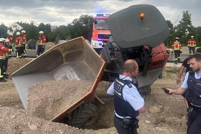 Feuerwehr Freiburg rettet unter Kippfahrzeug eingeklemmten Bauarbeiter