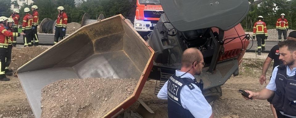 Feuerwehr Freiburg rettet unter Kippfahrzeug eingeklemmten Bauarbeiter