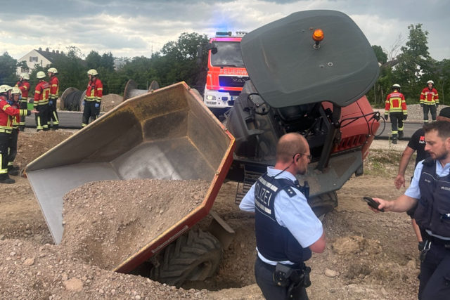 Feuerwehr Freiburg rettet unter Kippfahrzeug eingeklemmten Bauarbeiter