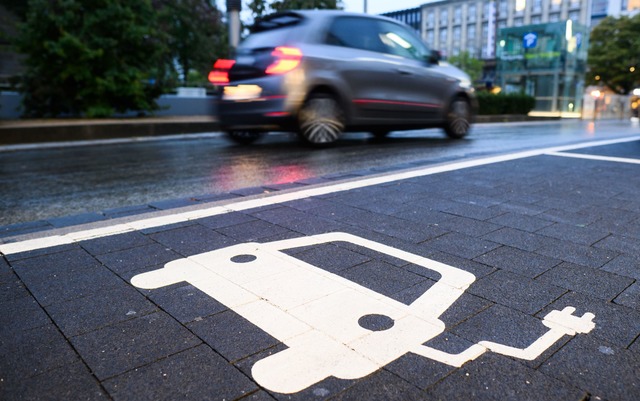 Inzwischen gibt es weltweit fast 56 Mi...Autos mit Elektroantrieb. (Archivbild) | Foto: Julian Stratenschulte/dpa Inzwischen gibt es weltweit fast 56 Mi...Autos mit Elektroantrieb. (Archivbild) | Foto: Julian Stratenschulte/dpa