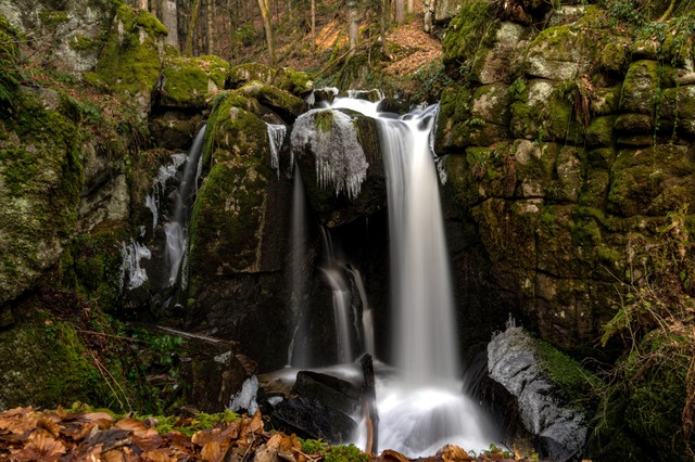 Malerisches Schluchtengefühl am Höllbachwasserfall | Foto: Axel Figge-Wolberg, stock.adobe.com Malerisches Schluchtengefühl am Höllbachwasserfall | Foto: Axel Figge-Wolberg, stock.adobe.com