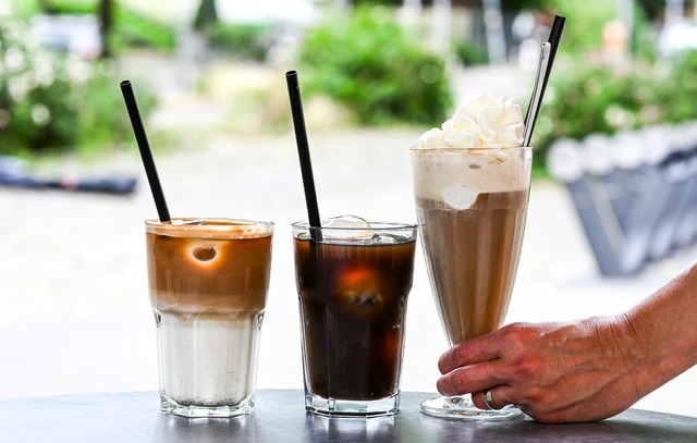 Iced Latte, Iced Coffee (also Kaffee m...entiert in einem Berliner Caf&eacute;.  | Foto: Jens Kalaene/dpa