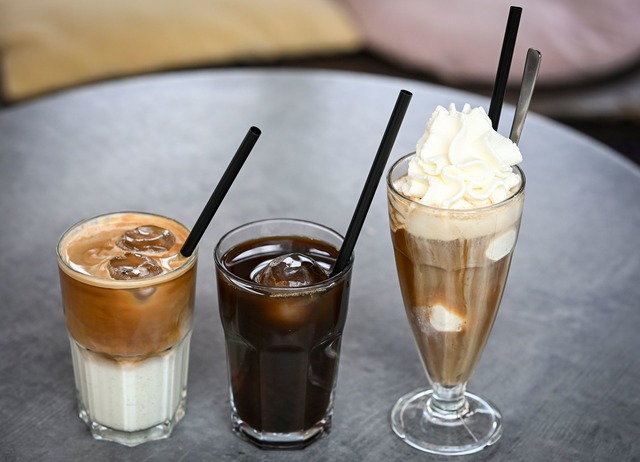Iced Latte (also geeister Milchkaffee)...riff von Eiskaffee in Deutschland war.  | Foto: Jens Kalaene/dpa