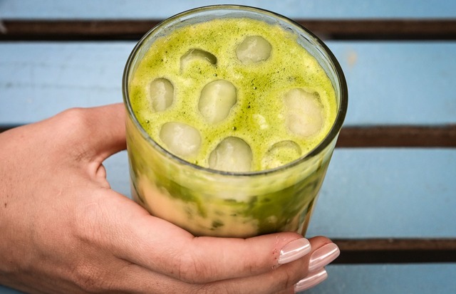 Iced Matcha Latte ist inzwischen f&uum...zu Eiskaffee (welcher Art auch immer).  | Foto: Jens Kalaene/dpa