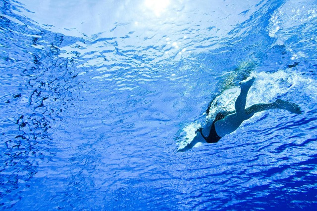 Uns erwartet das perfekt Wetter für einen Besuch im Freibad. | Foto: Julian Stratenschulte (dpa) Uns erwartet das perfekt Wetter für einen Besuch im Freibad. | Foto: Julian Stratenschulte (dpa)