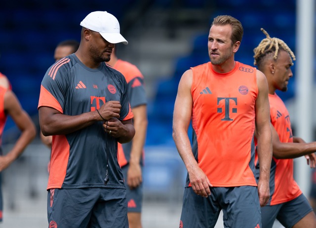 Trainer Vincent Kompany (l) im Gespr&auml;ch mit Torj&auml;ger Harry Kane.  | Foto: Sven Hoppe/dpa