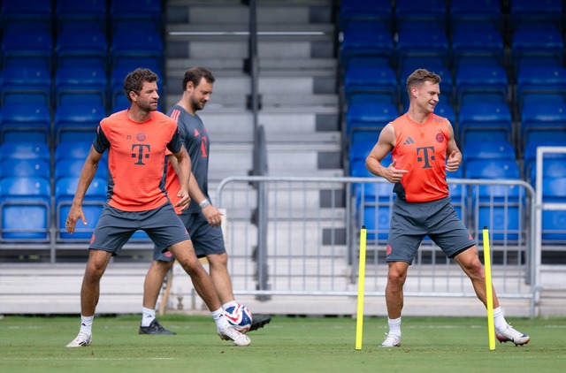 Thomas M&uuml;ller pr&auml;pariert sic...) Bayern-Spiel. Rechts Joshua Kimmich.  | Foto: Sven Hoppe/dpa