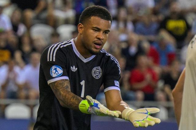 Noah Atubolu vom SC Freiburg bewegt sich auf den Spuren Manuel Neuers