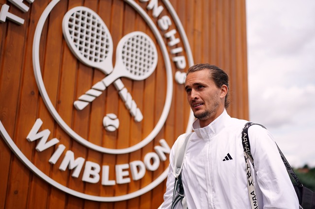 Alexander Zverev ist in Wimbledon noch...ter als bis ins Achtelfinale gekommen.  | Foto: Zac Goodwin/PA Wire/dpa