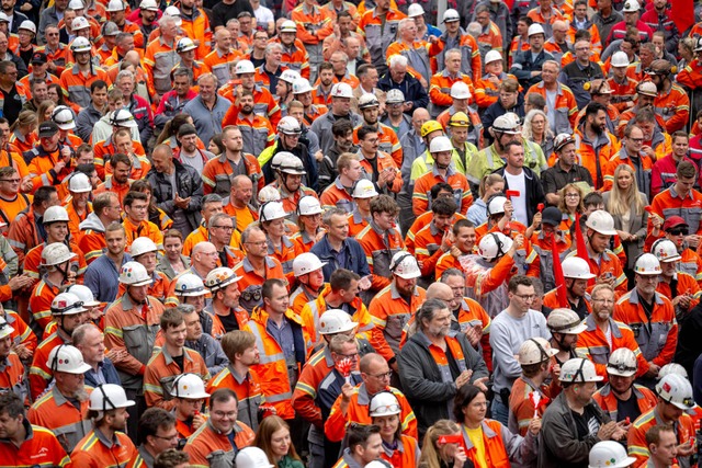 Die Belegschaft des Stahlwerks von ArcelorMittal ist im Streik | Foto: Sina Schuldt/dpa Die Belegschaft des Stahlwerks von ArcelorMittal ist im Streik | Foto: Sina Schuldt/dpa