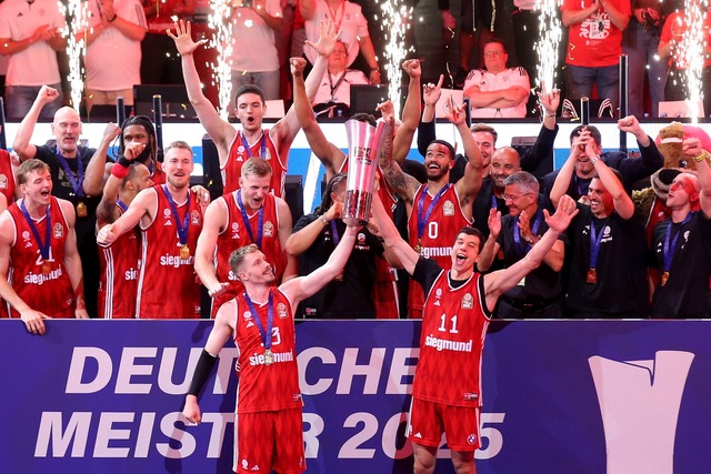 Die Bayern-Basketballer jubeln &uuml;ber den Meistertitel.  | Foto: Matthias Stickel/dpa