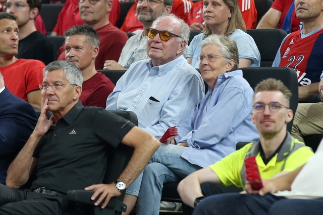 Fieberten auf der Trib&uuml;ne mit: Uli Hoene&szlig; und Herbert Hainer.  | Foto: Matthias Stickel/dpa