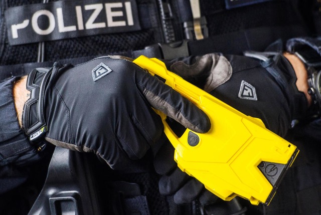 So sehen die Taser-Waffen aus. | Foto: Andreas Arnold (dpa) So sehen die Taser-Waffen aus. | Foto: Andreas Arnold (dpa)