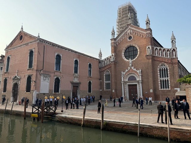 Der Ort der Party am Abend zuvor: die ehemalige Klosterkirche Madonna dell'Orto.  | Foto: Christoph Sator/dpa