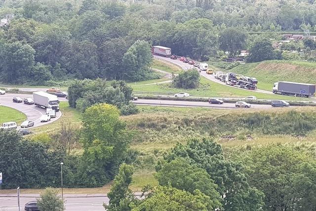 Verkehrschaos in Neuenburg: Polizei erwischt Raser auf A5 und kassiert 1400 Euro