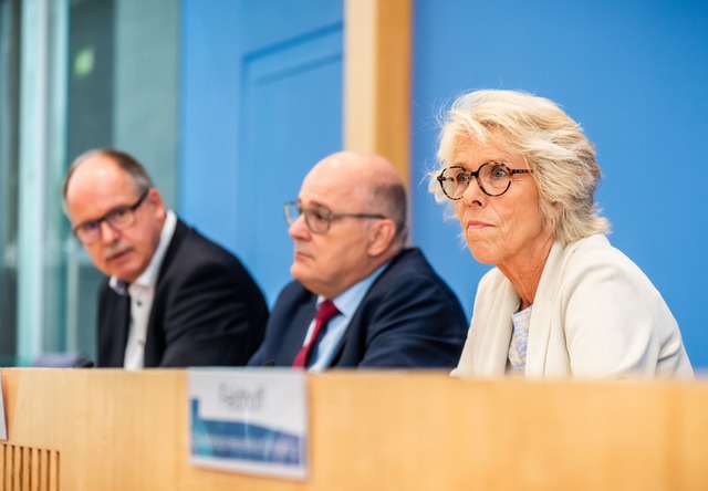Kommissionschefin Christiane Sch&ouml;...zell sind sich einig beim Mindestlohn.  | Foto: Michael Kappeler/dpa