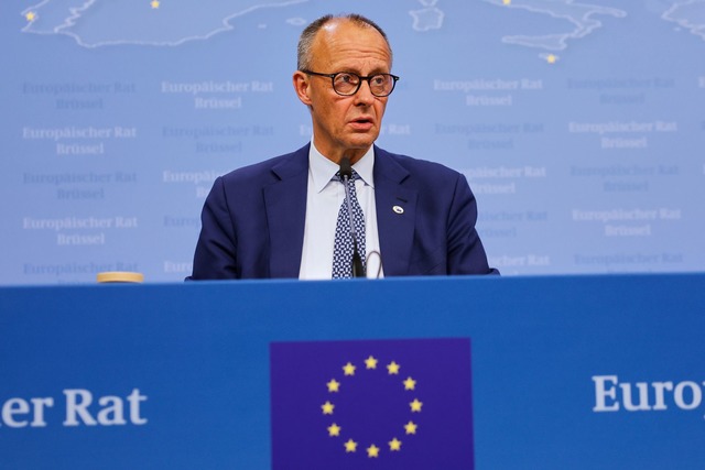 Bundeskanzler Friedrich Merz (CDU) dr&...n Verhandlungen mit den USA auf Tempo.  | Foto: Omar Havana/AP/dpa