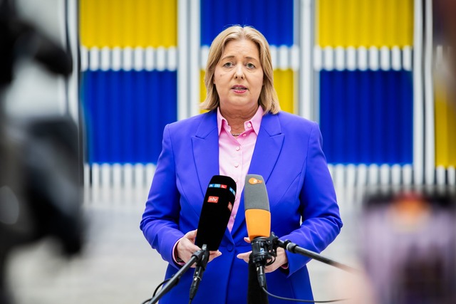 Arbeitsministerin B&auml;rbel Bas akzeptiert das Mindestlohn-Ergebnis.  | Foto: Christoph Soeder/dpa