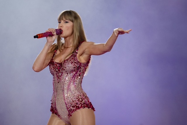 Popsängerin Taylor Swift trat bei ihre...uf der Eras Tour in Gelsenkirchen auf. | Foto: Marius Becker (dpa) Popsängerin Taylor Swift trat bei ihre...uf der Eras Tour in Gelsenkirchen auf. | Foto: Marius Becker (dpa)