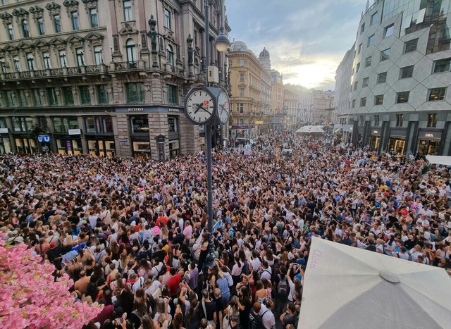 Nach Absage des Taylor Swift Konzerts ...en sich Fans in der Wiener Innenstadt. | Foto: Wolfgang Hauptmann (dpa) Nach Absage des Taylor Swift Konzerts ...en sich Fans in der Wiener Innenstadt. | Foto: Wolfgang Hauptmann (dpa)
