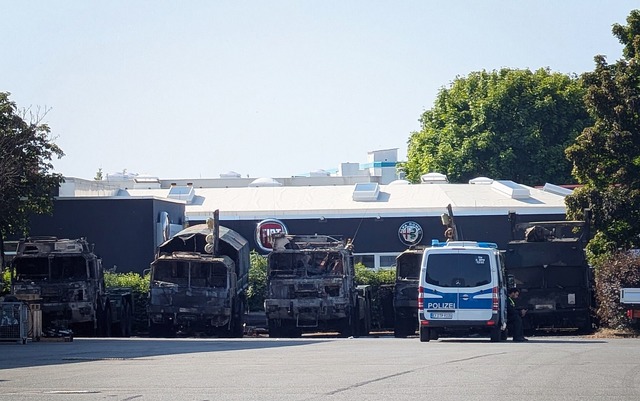 Sechs Bundeswehr-Fahrzeuge sind am Sam... Erfurt in Brand geraten. (Archivbild) | Foto: Martin Wichmann/WichmannTV/dpa Sechs Bundeswehr-Fahrzeuge sind am Sam... Erfurt in Brand geraten. (Archivbild) | Foto: Martin Wichmann/WichmannTV/dpa