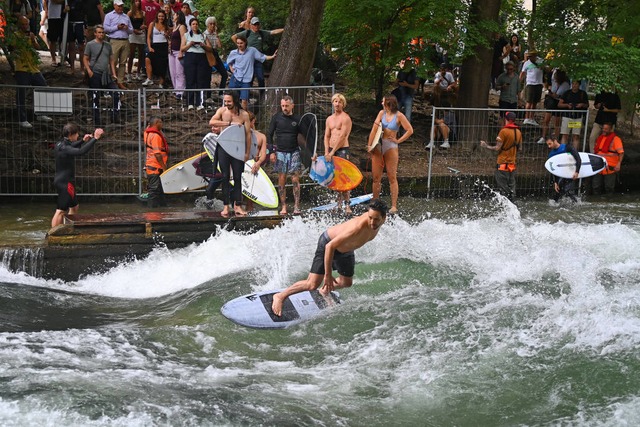 Wiedereröffnung der Eisbachwelle in Mü...die Surfer wieder in die Eisbachwelle. | Foto: Frank Hörmann (IMAGO) Wiedereröffnung der Eisbachwelle in Mü...die Surfer wieder in die Eisbachwelle. | Foto: Frank Hörmann (IMAGO)