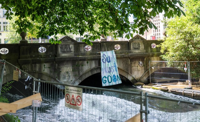 Die Surfwelle im Münchner Eisbach war ...m April mit Gittern abgesperrt worden. | Foto: Leonie Asendorpf (dpa) Die Surfwelle im Münchner Eisbach war ...m April mit Gittern abgesperrt worden. | Foto: Leonie Asendorpf (dpa)