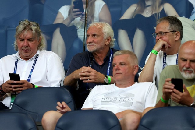 Rudi V&ouml;ller (M) tippt auf einen Sieg gegen England.  | Foto: Branislav Racko/dpa