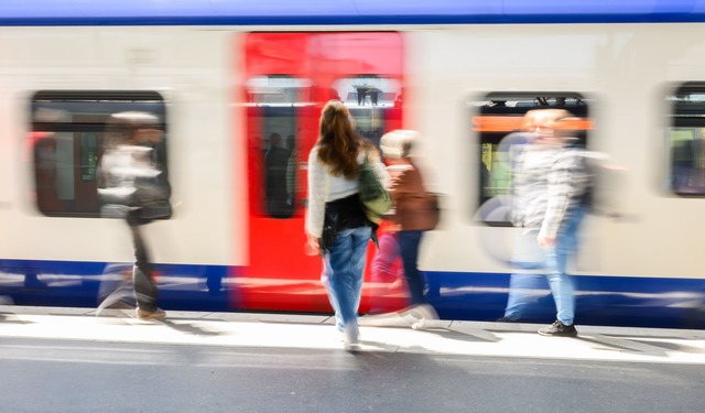 Die Zukunft des Deutschlandabos fü...hverkehr bleibt ungewiss. (Archivbild) | Foto: Julian Stratenschulte/dpa Die Zukunft des Deutschlandabos fü...hverkehr bleibt ungewiss. (Archivbild) | Foto: Julian Stratenschulte/dpa