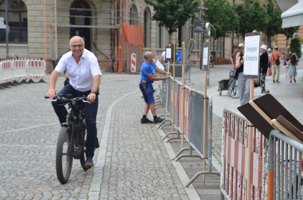 Emmendingens Oberbürgermeister Stefan Schlatterer mit dem Rad auf Inspektionstour Emmendingens Oberbürgermeister Stefan Schlatterer mit dem Rad auf Inspektionstour