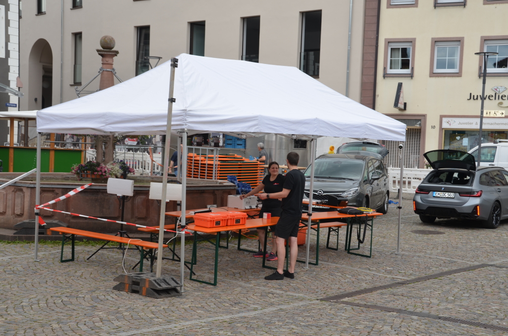 Hier wird die Zeit der Läuferinnen und Läufer genommen. Hier wird die Zeit der Läuferinnen und Läufer genommen.